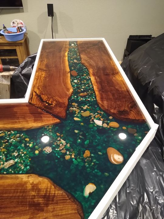 Williams River Pour Bar with Stones